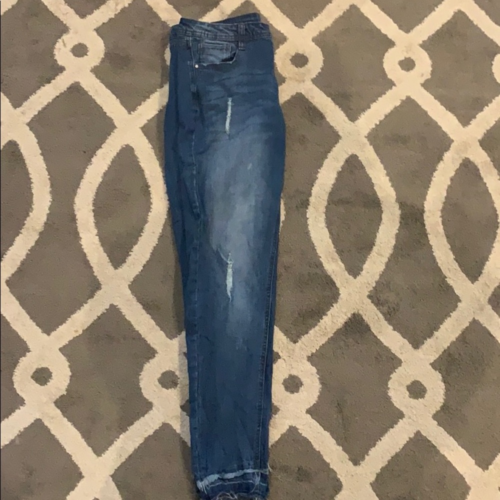 Frayed hem skinny jeans